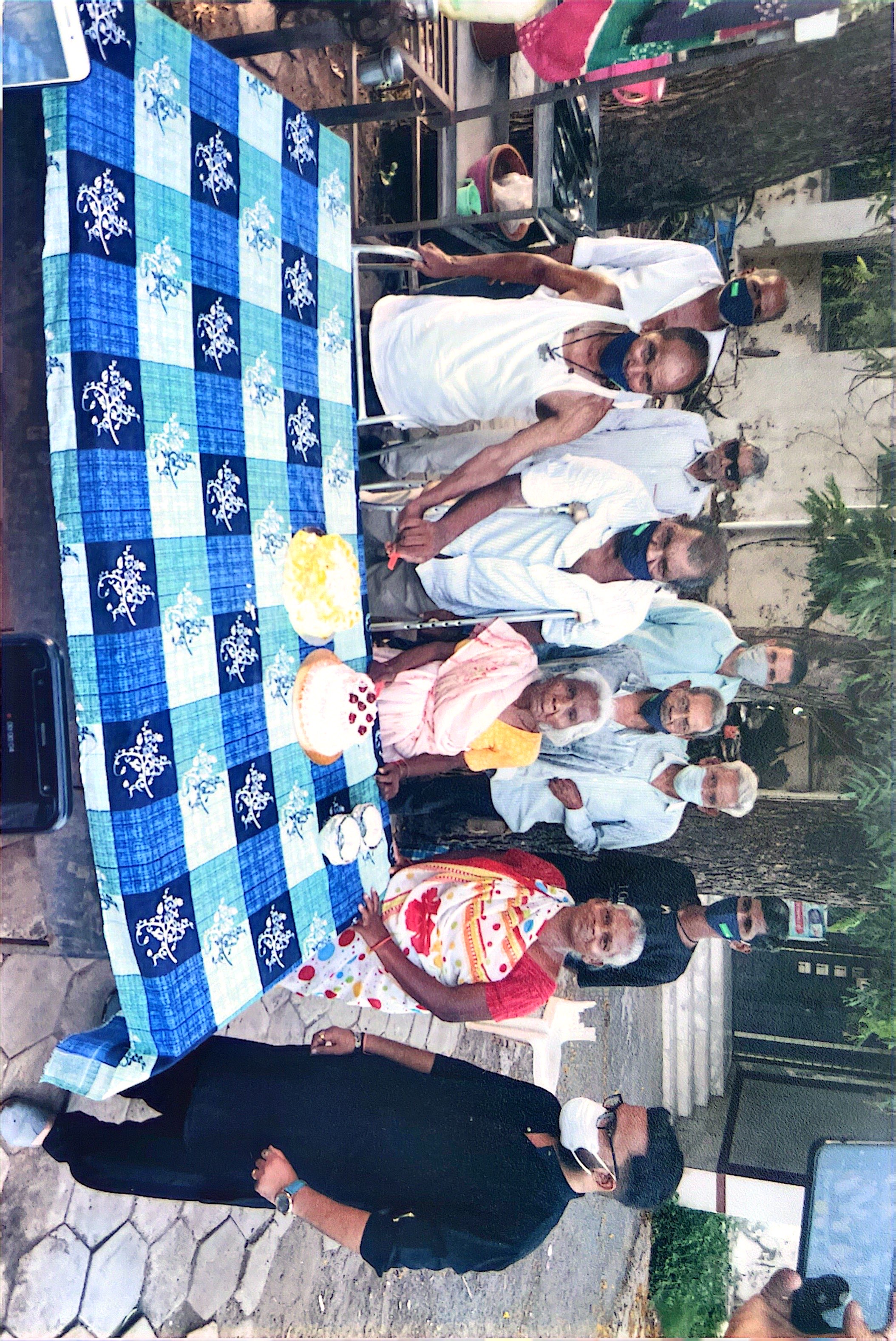 Seva Yagna Samiti team and beneficiaries standing together